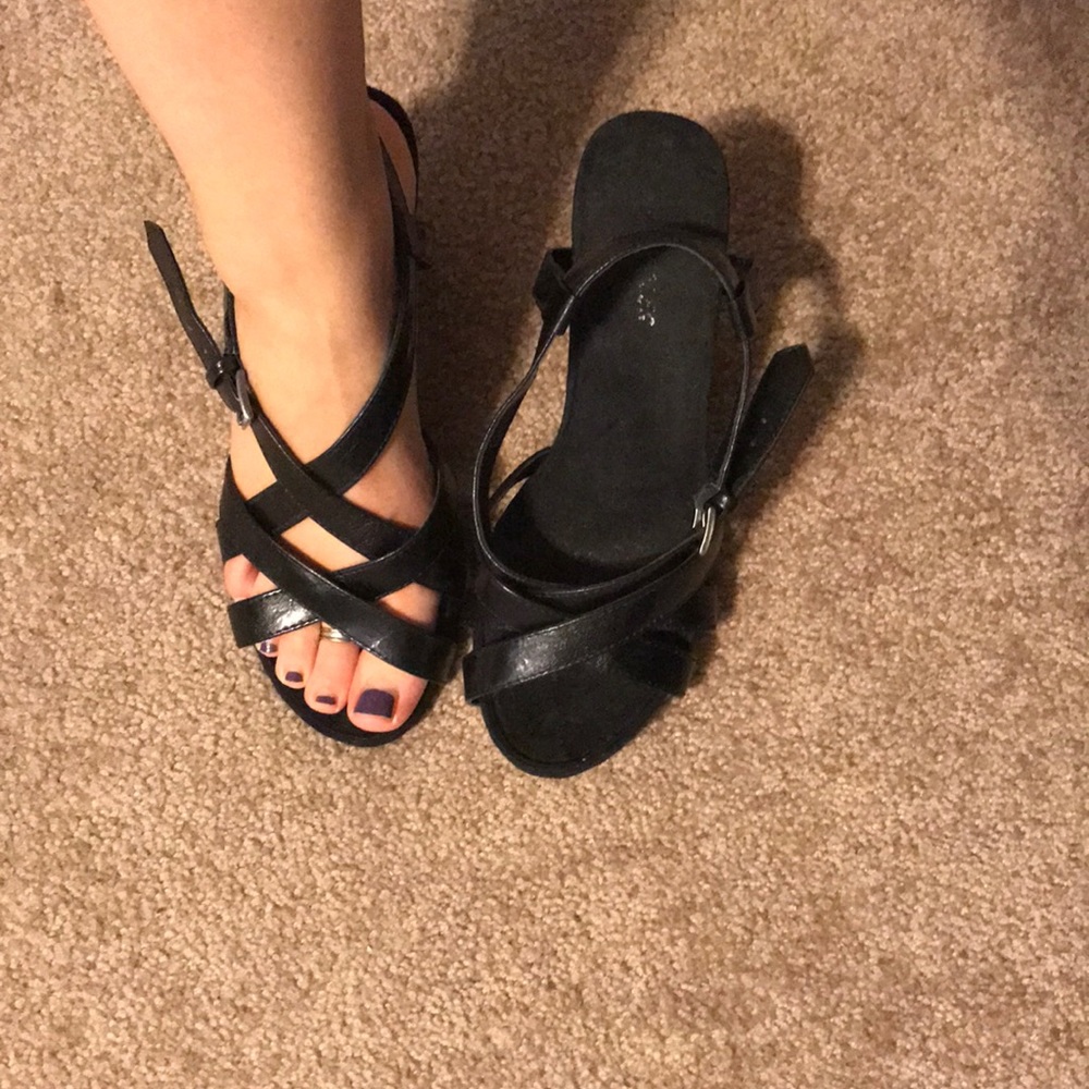 Black wedges